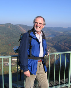 Unser Wanderfhrer am Aussichtspunkt Neuer Saaleblick