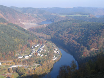 Neuer Saaleblick. Talsperre Eichicht und die Staumauer im Hintergrund