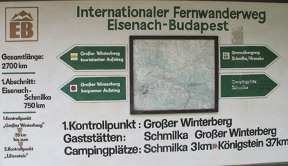 Hinweis zum Fernwanderweg Eisenach - Budapest an der Fähre von Schmilka