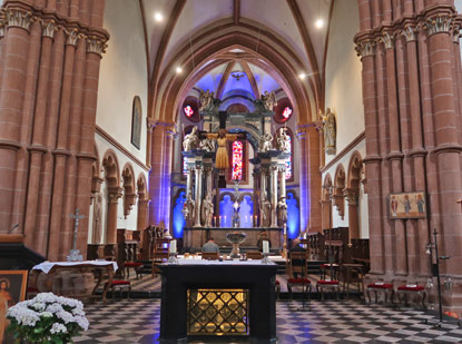 Innenraum der St. Marcellinus und Petrus Kirche in Seligenstadt