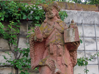 Einhard-Denkmal im Klostergarten von Seligenstadt