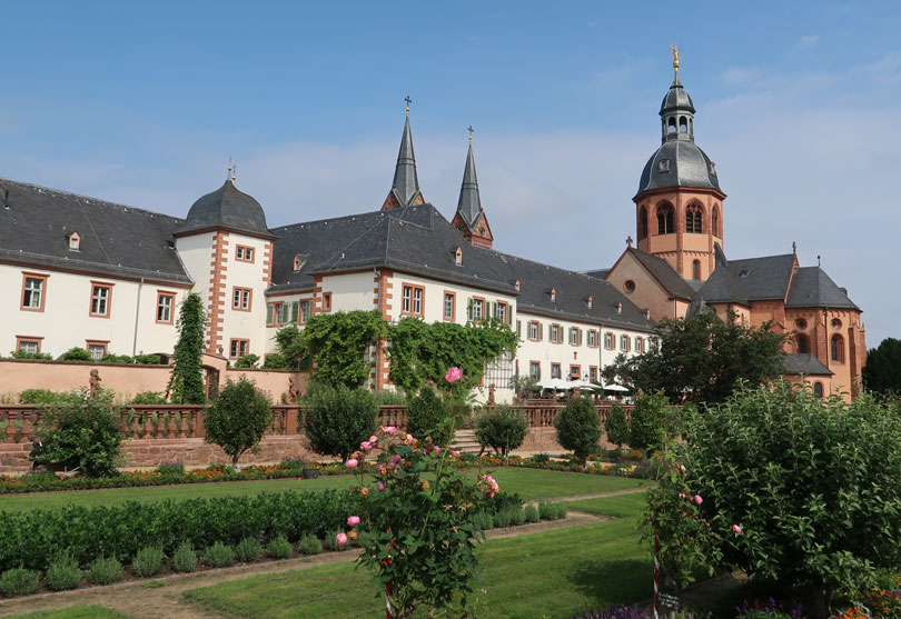 Blick vpm Lostergarten auf die ehemalige Benediktinerabtei in Seligenstadt