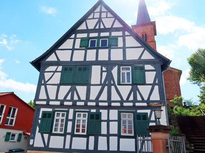 Ehemaliges Kanrothaus am Aufgang zu evangelischen Kirche in Schaafheim. Heute ein Gemeindehaus.