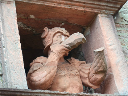 Burg Breuberg Armbrustschtzen im Portal des Wertheimer Zeughauses