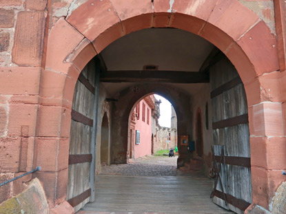 Zugang zum ueren Burghof der Burg Breuberg