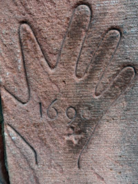 Hand als Burgfriedenszeichen an der Burg Breuberg