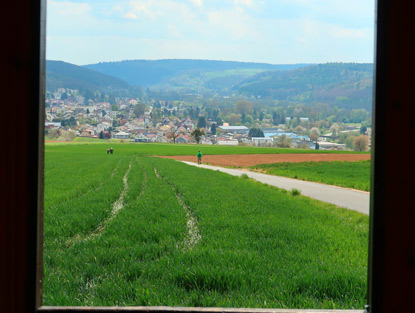 Blick auf Bad Knig durch das Fensterr der Wanderhtte auf der Weinert