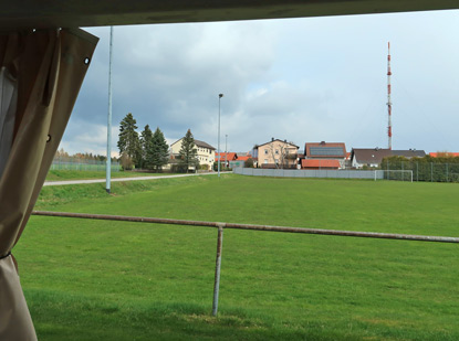 Blick vom Sportplatz auf Wrzberg und dem dominierenden Sendemast