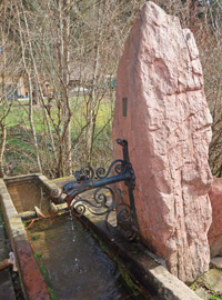 Hlzerlipsbrunnen in Unterhllgrund