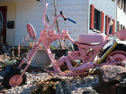 Das lila Bike von Paulchen Panther steht in Strmpfelbrunn