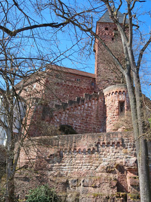 Burgfried aus dem 14. Jh. der Burg Zwingenberg