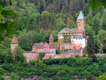 Blick von dere Fahrstrae nach Neunkirchen zurck auf die gegenberliegende Neckarseite mit der Burg Zwingenberg