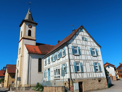 Ortsmitte von Siegelsbach mit katholischer Kirche und Schulhaus
