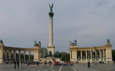 Am Heldenplatz steht das 36 m hohe Denkmal des Engels Gabriel