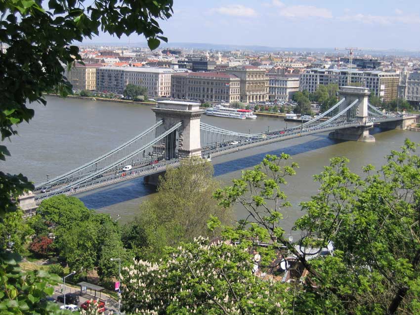 Die Kettenbrcke wurde in den Jahren 1842 bis 49 errichtet und verbindet Buda mit Pest