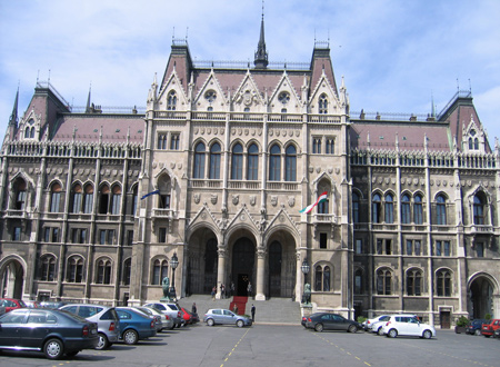Haupteingang zum Parlament in Budapest