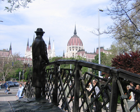 Irme Nagy blickt auf das Parlament in Budapest