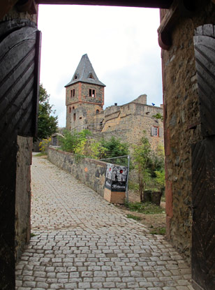 Blick durch dwb Torturm in den Bwereich der Kernburg