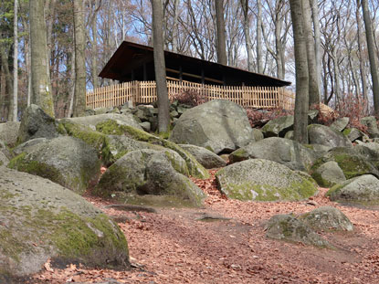 Vogesenweg: Kiosk an der Riesensule  im Felsenmeer