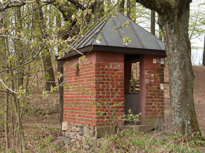 Am SAelterswasserhuschen biegt der Vogesneweg ins Tal nach Elmshausen