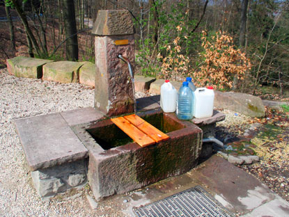 Vogesenweg-Odenwald: Der Hesselbrunnen bei Wilhelmsfeld