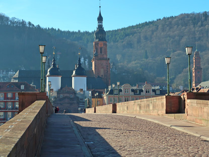 Heidelbergs Alte brcke mit dem Brckentor und im Hintergrund die Heiliggeistkriche