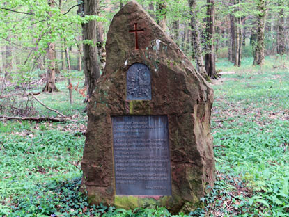 1997 wurde in dem Waldgebiet vor Bad Mingolsheim von den Jgern der  "Hubertusstein" errichtet 