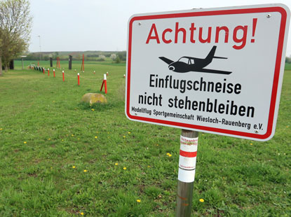 Modellflugzeuge-Platz vor dem Ort Malschenberg