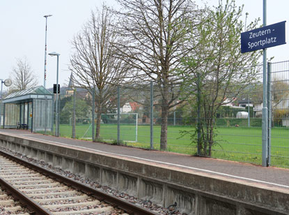 Vogesenweg fhrt vorbei an dem Haltepunkt Zeutern (Sportplatz)