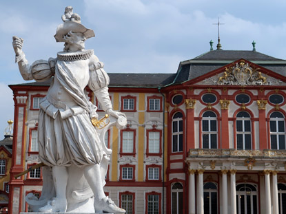 Ein Hallebardier betrachter vom Schlosspark aus das Bruchsaler S