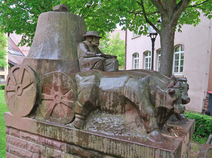 Vogesenweg: Denkmal Ochsengespann mit Kirchenglock  zurck in  Grtzingen