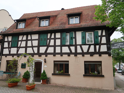 Auf dem Vogesenweg kommt man vorbei an diesem Fachwerkhaus. Heute Gasthaus Linde.