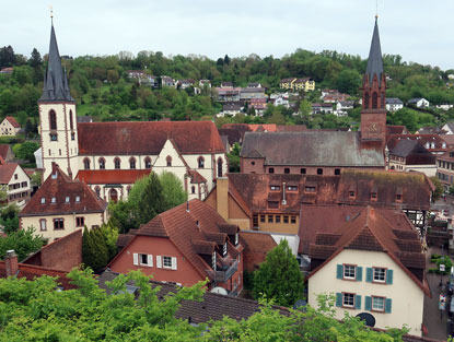 Vogesenweg Weingarten. Zwei Gotteshuser stehen nebeneinander