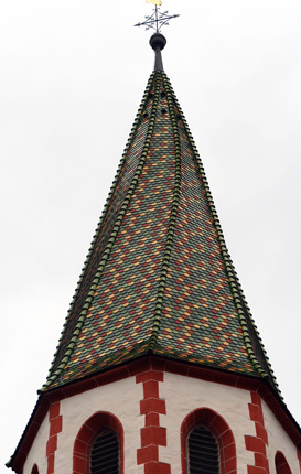 Die um 22 Grad gedrehte Turmspitze der ev. Kirche zu Grtzingen