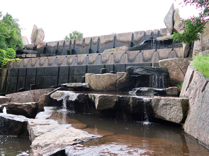 Wasserkaskaden an der Brunnenanlage Albbrunnen