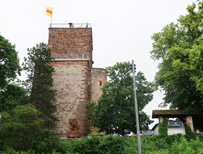 Der ehemalige Bergfried der Burg Hohenberg auf dem Turmberg bei Durlach