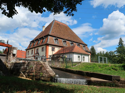 Die Bienwaldmhle, eine Roggen- und Weizenmhle steht auf der pflzer Seite der Lauter