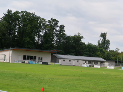 Vogesenweg durch Frankreich: Fuballblatz in Scheibenhard. Hier beginnt die Lauterlinie, heute der  Fernwanderweg nach Wissembourg