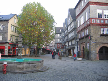 Marktplatz von Herborn: Lwenbrunnen von 1732 und rechts das 1589 erbaute Rathaus. Hier beginnt/endet der Westerwaldsteig.