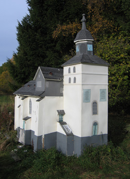  Heisterberger Weiher: Ein Knstler hat hier eine Nachbildung der evangelischen Kirche von Herborn aufgestellt.