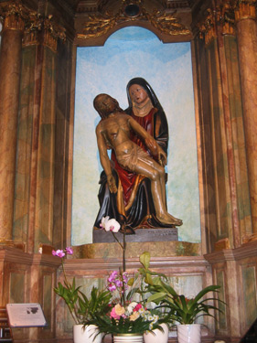 Nebenkapelle der Wallfahrtskirche Marienthal. Hier befindet sich die Statue des Gnadenbildes der Schmerzhaften Muttergottes