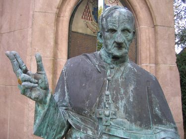 Kardinal Joseph Hffner wurde in Horhausen geboren. Vor der Dorfkirche ist fr ihn ein Denkmal errichtet