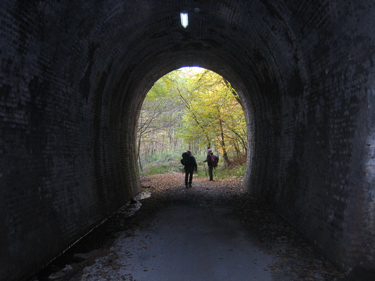 Der Westerwaldsteig verluft durch den Peterslahrer Tunnel bei Peterslahr