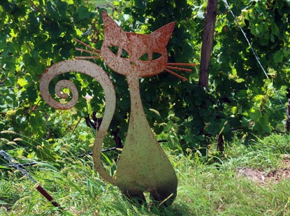 Welterbeweg Wachau Etappe 1: Skulptur Kellerkatzte ist ein Symbol fr guten Wein.