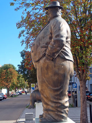 Welterbesteig Wachau Krems: Skulptur vor dem Eingang des Karikatur-Museums