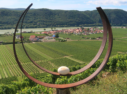Welterbestig Wachau, Etappe 1: Der Ort Unterloiben mit der Skultur "Lsskindl"