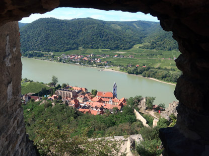 Welterbesteig Wachau: Blick von der Burgruine auf den Ort Drnstein