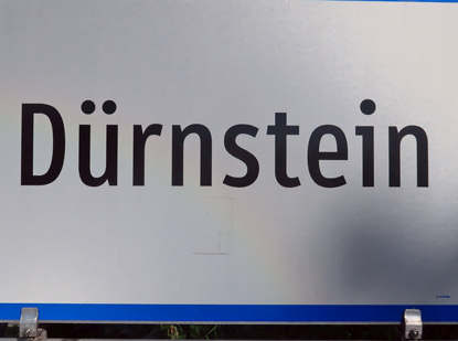 Welterbersgteig Wachau:  Ortsschild von Drnstein
