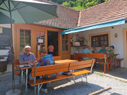 Welterbesteig Wachau. Heurigen Lokal Pomassl