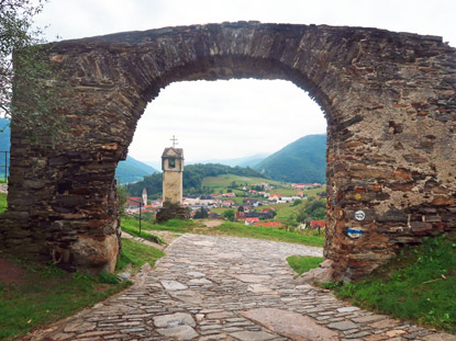 Welterbesteig Wachau (Blick vom Osten) auf das Rote Tor